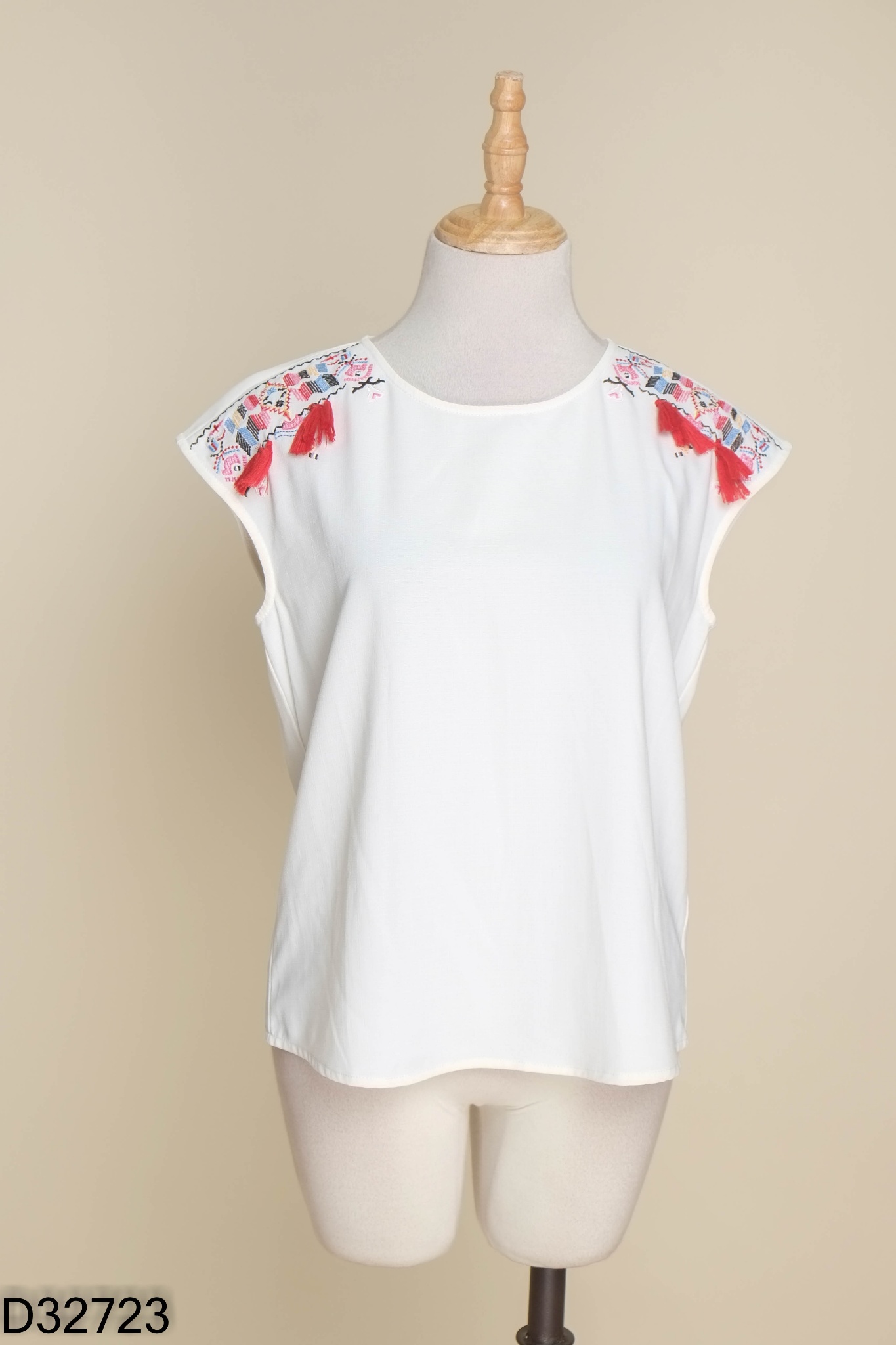 Áo trắng IVY MODA thêu họa tiết