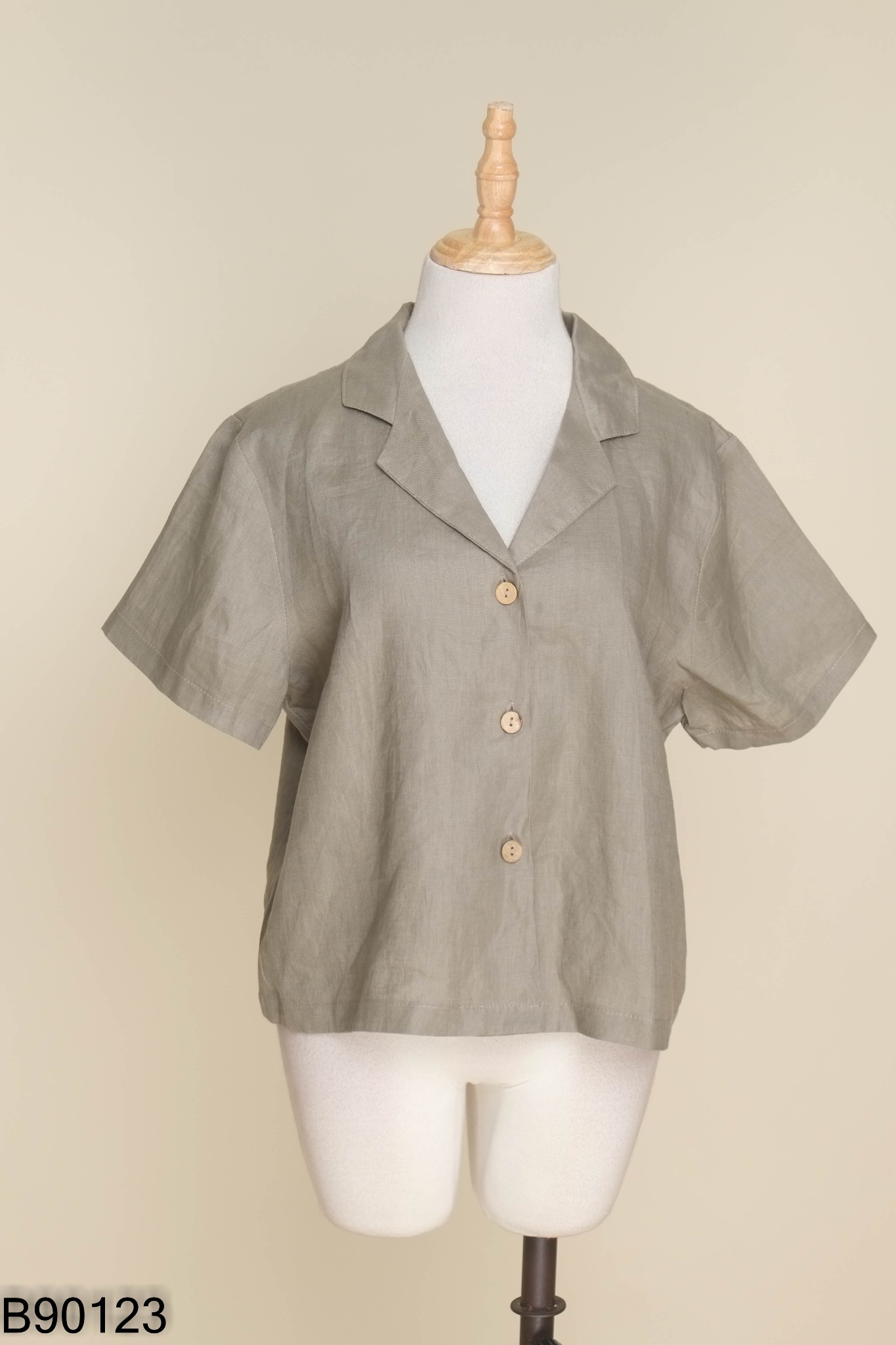 Áo linen ghi be cúc gỗ
