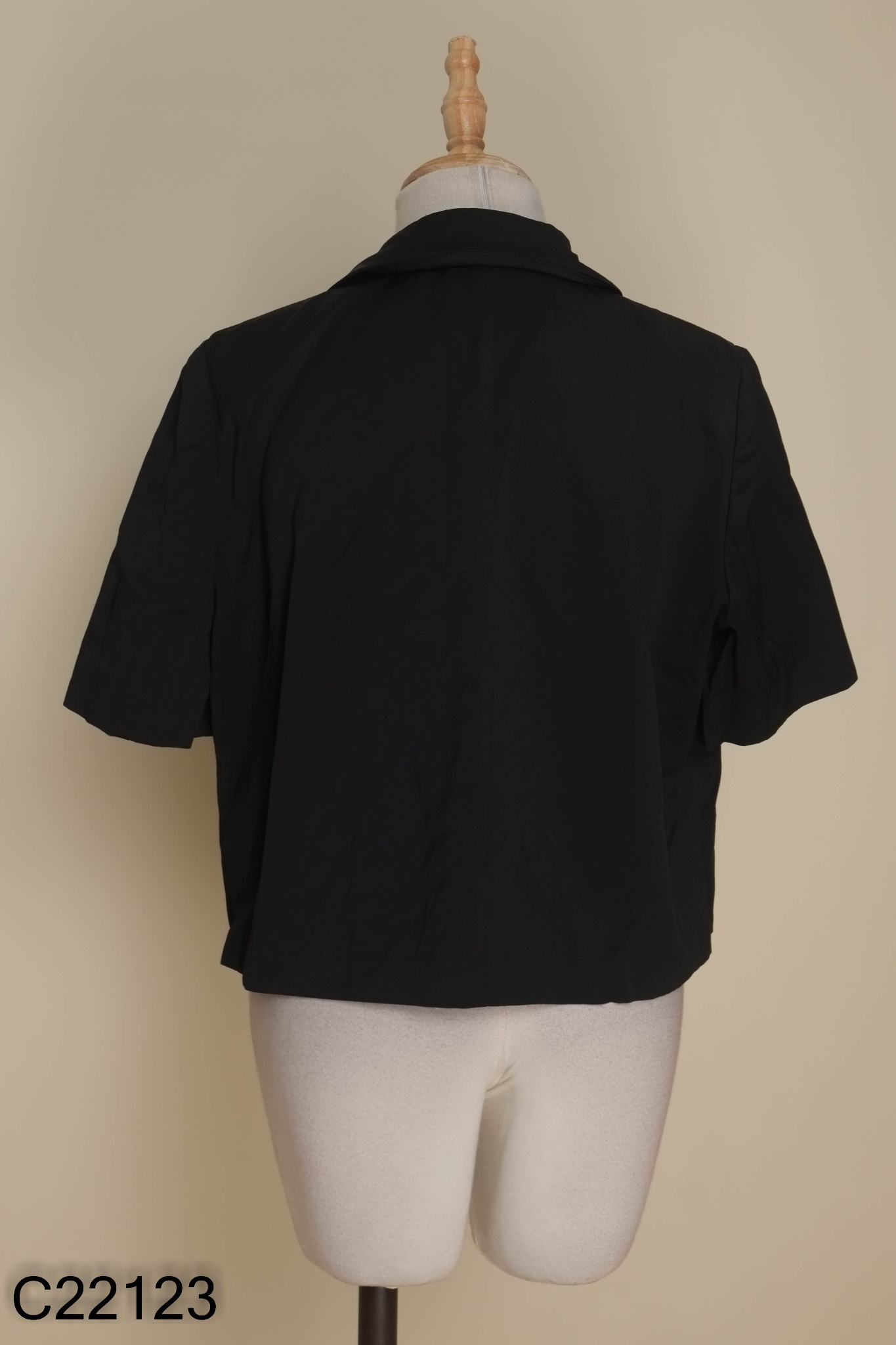 Áo đen cổ vest