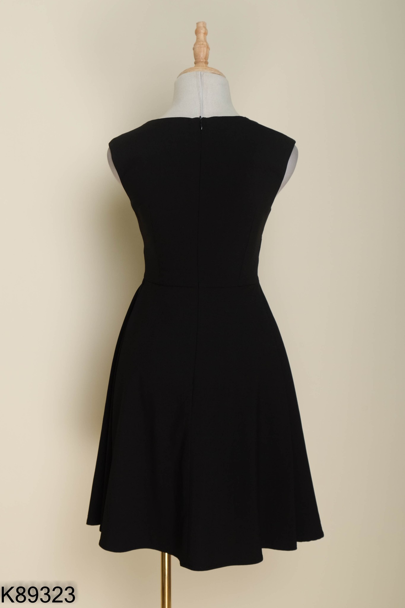 Váy đen 92 WEAR cổ vuông