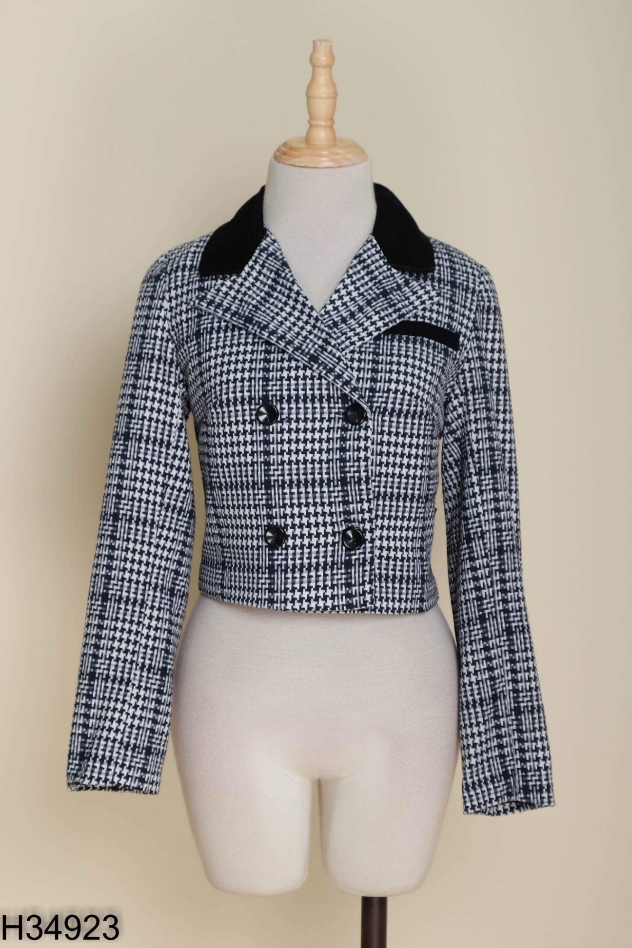 Áo đen trắng DVC họa tiết cổ vest