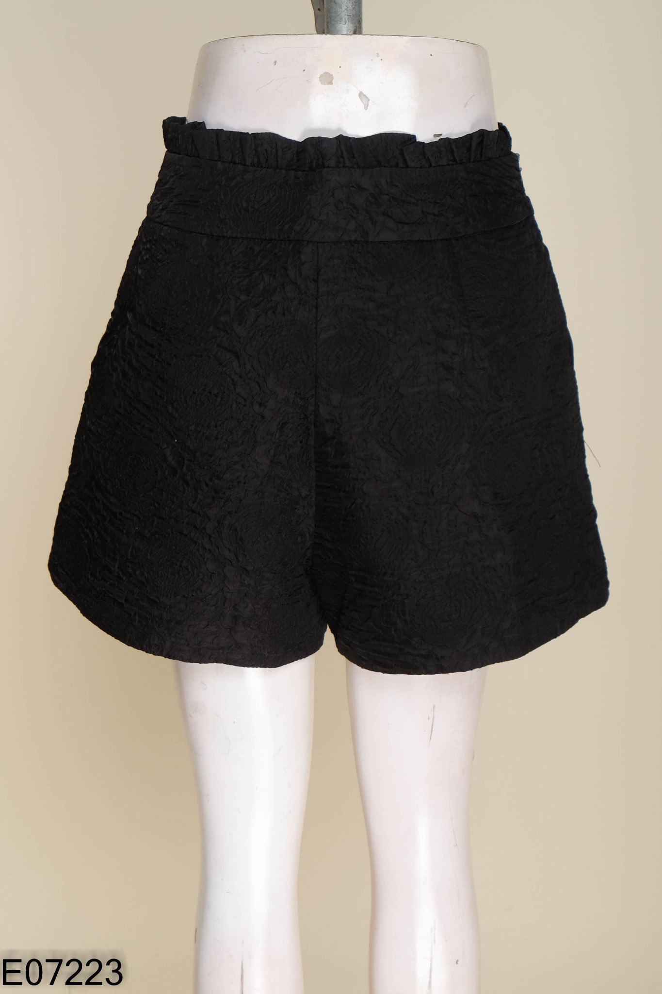 Quần shorts đen vân cạp bèo