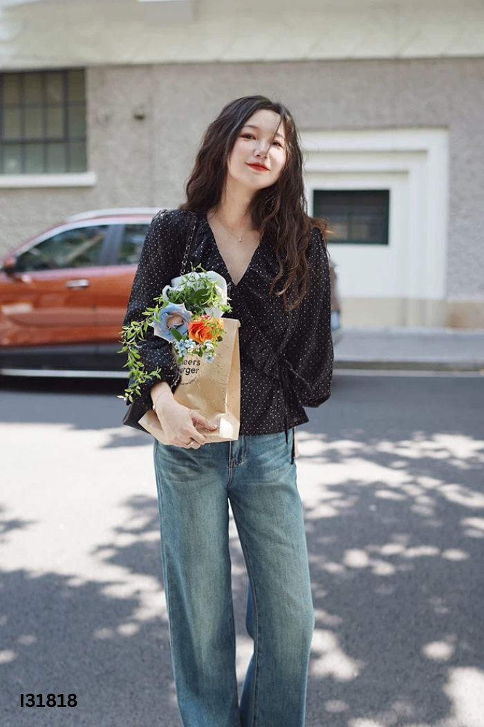 Áo đen bèo chấm bi