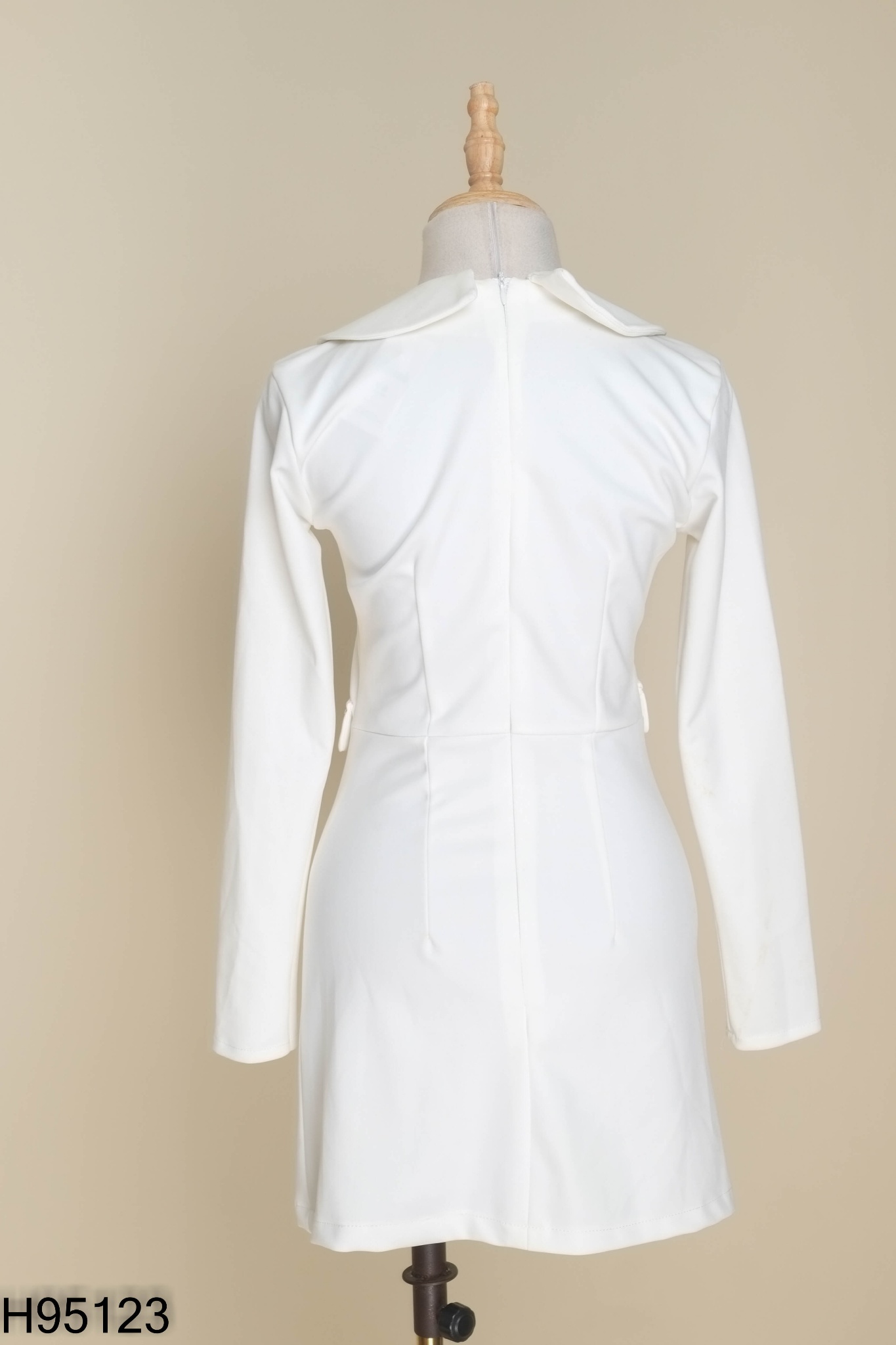 Váy trắng cổ vest phối cúc vàng