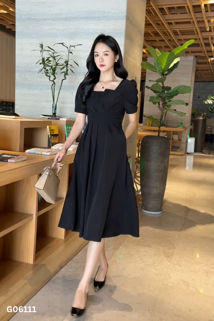 Váy đen cổ vuông
