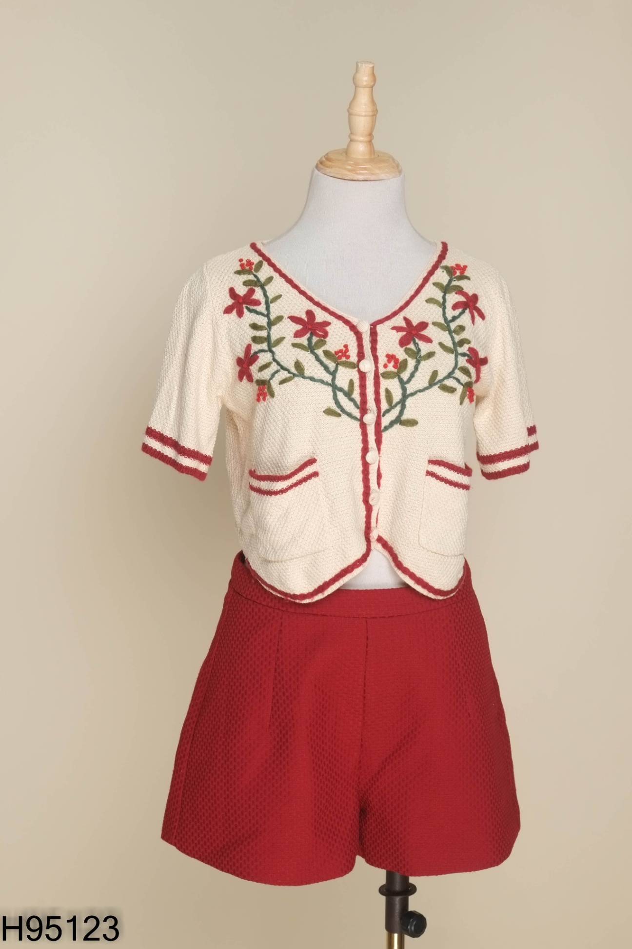 Set Áo len be đan hoa + quần shorts đỏ