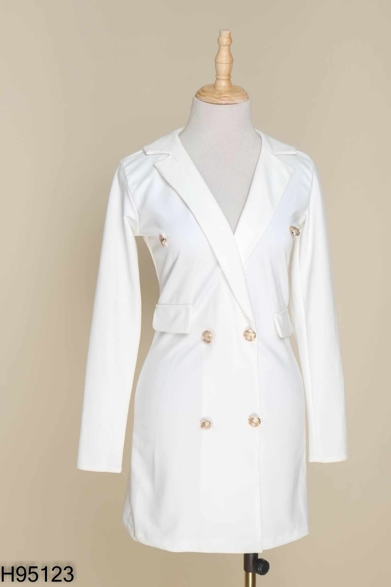 Váy trắng cổ vest phối cúc vàng