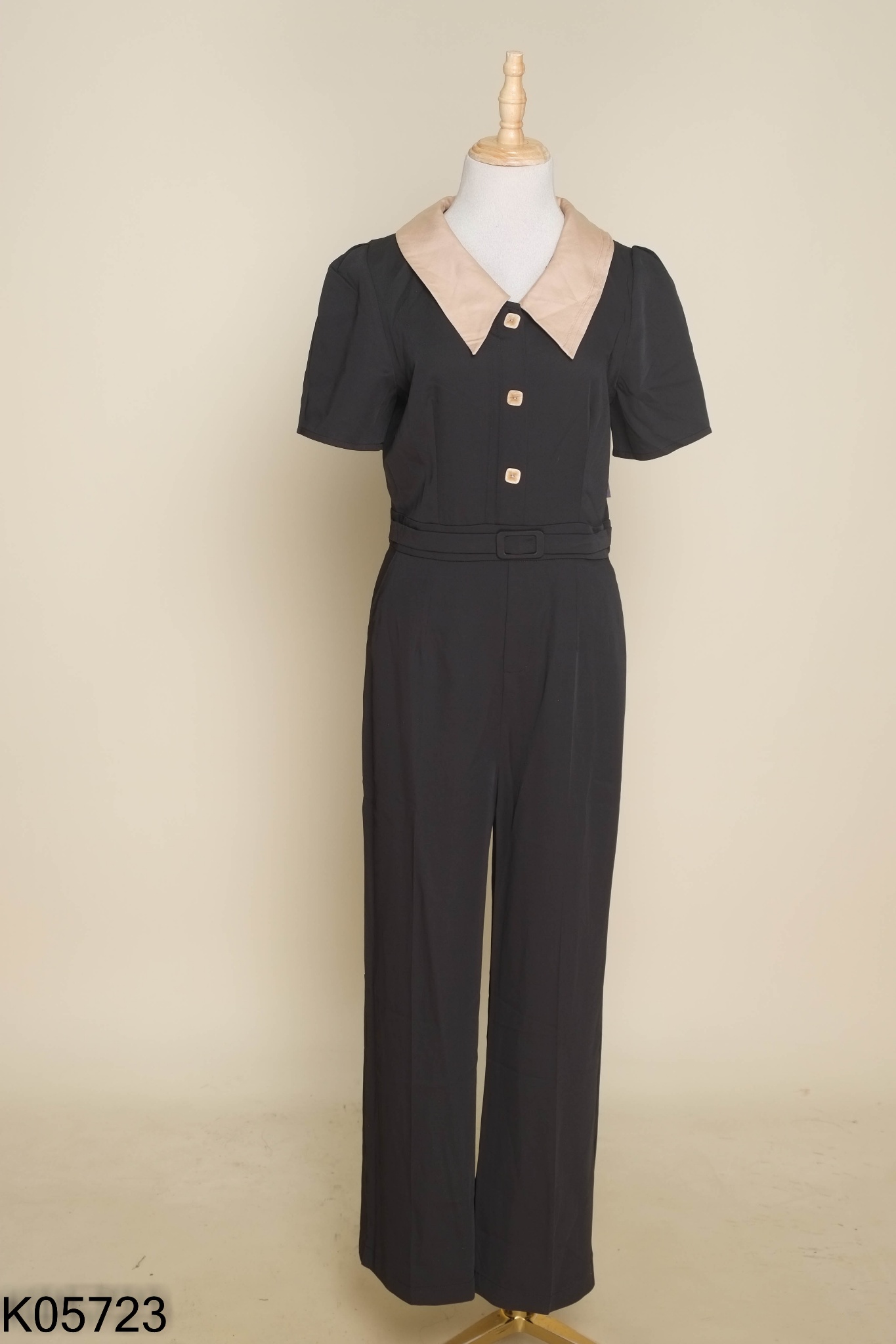 Jumpsuits đen cổ be