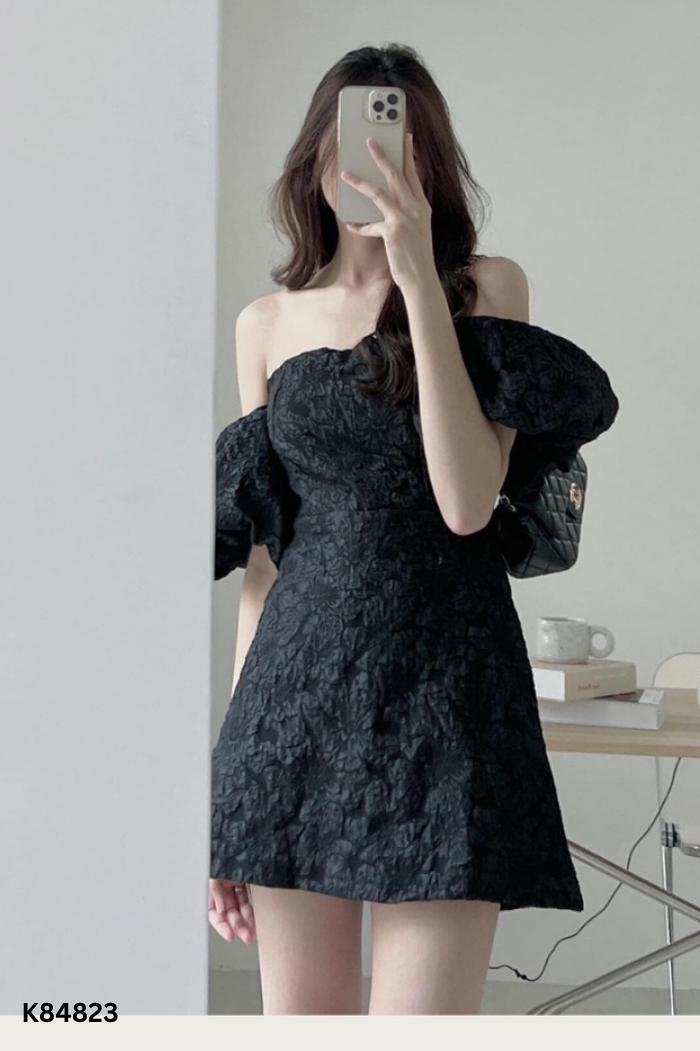 Váy đen trễ vai
