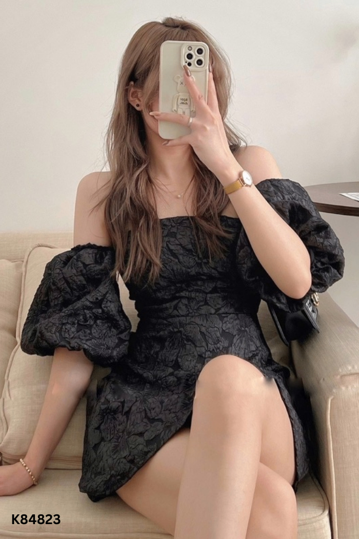 Váy đen trễ vai