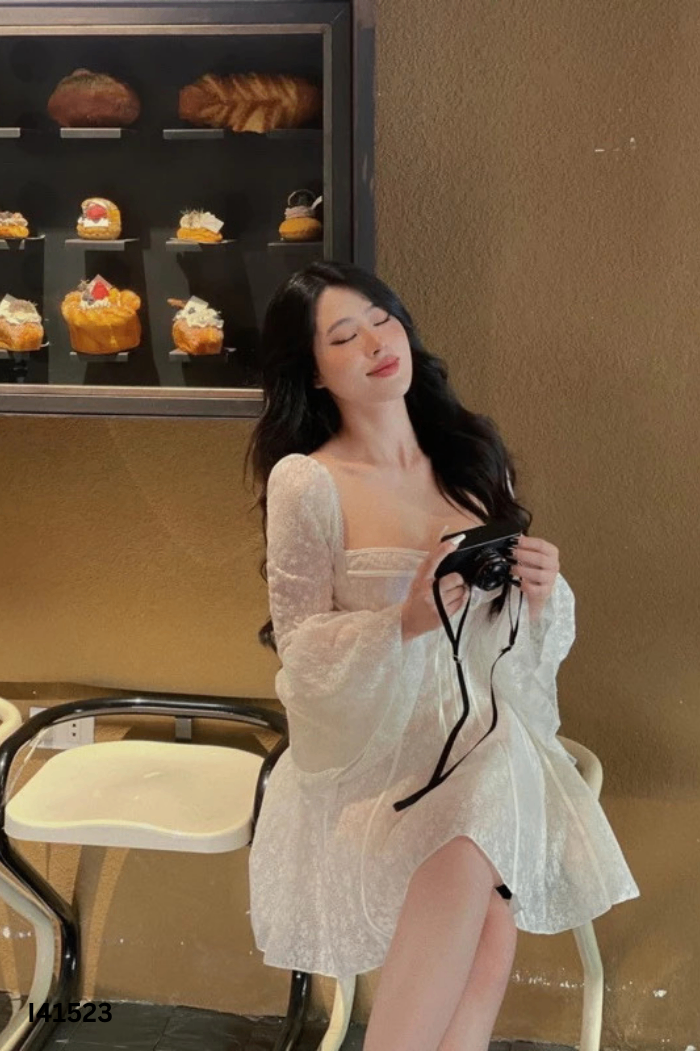 Váy ren be cổ vuông