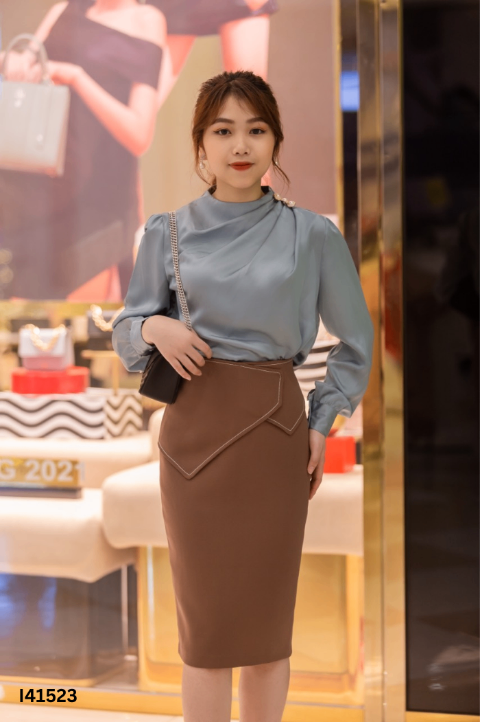 Chân váy nâu viền chỉ trắng