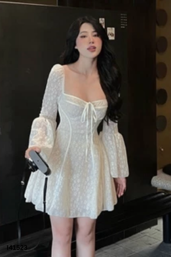 Váy ren be cổ vuông