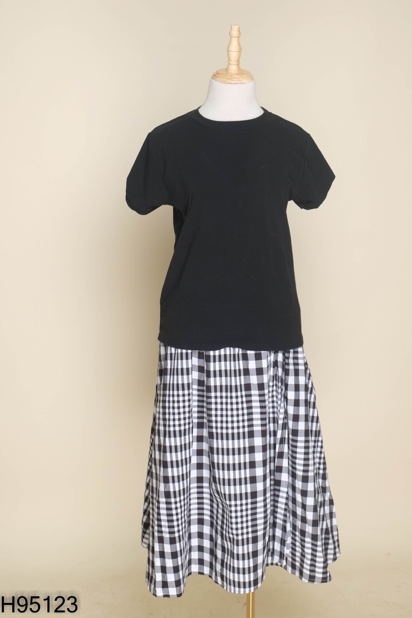 Set Áo đen trơn + chân váy kẻ