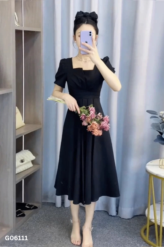 Váy đen cổ vuông