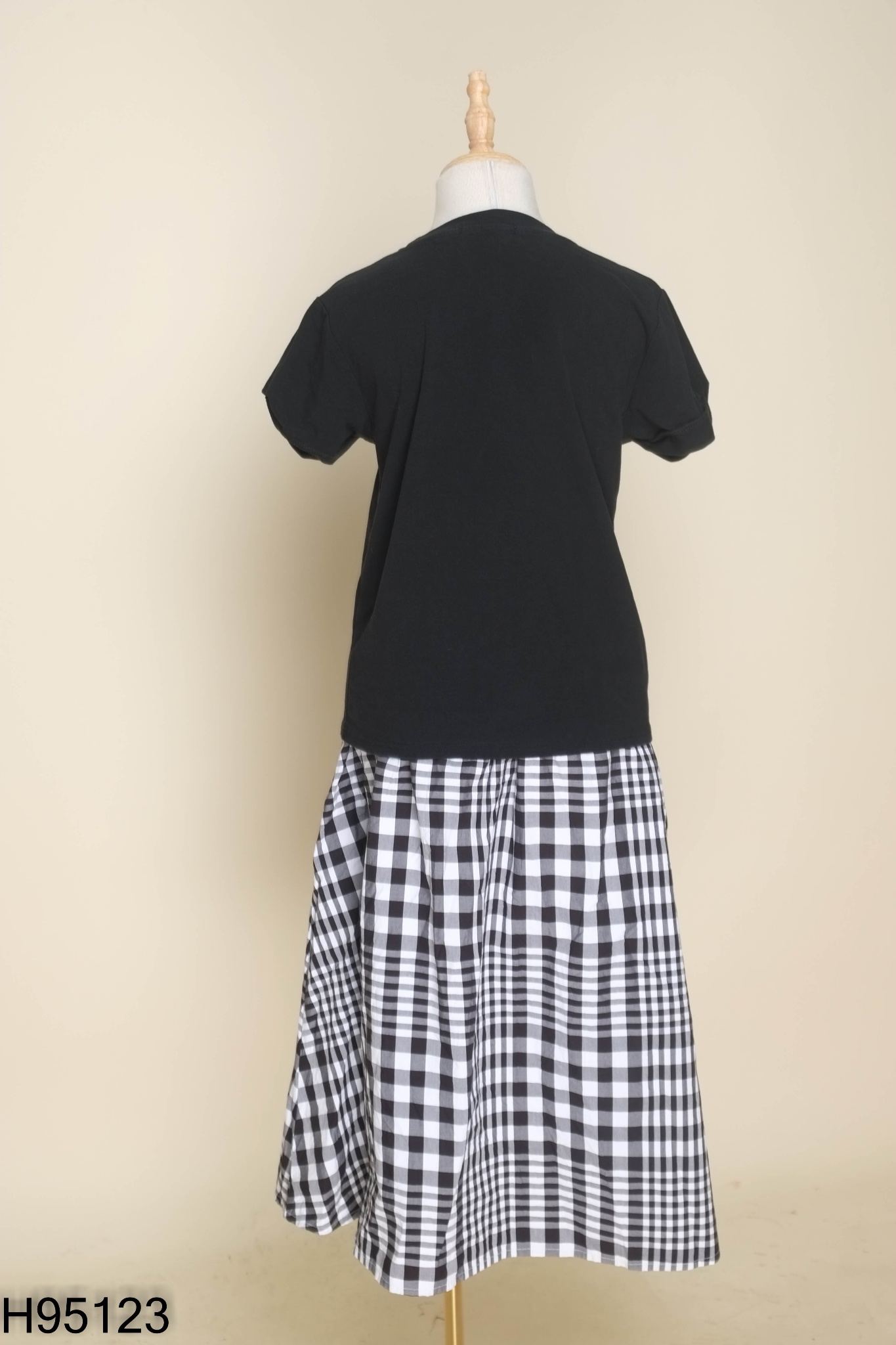Set Áo đen trơn + chân váy kẻ