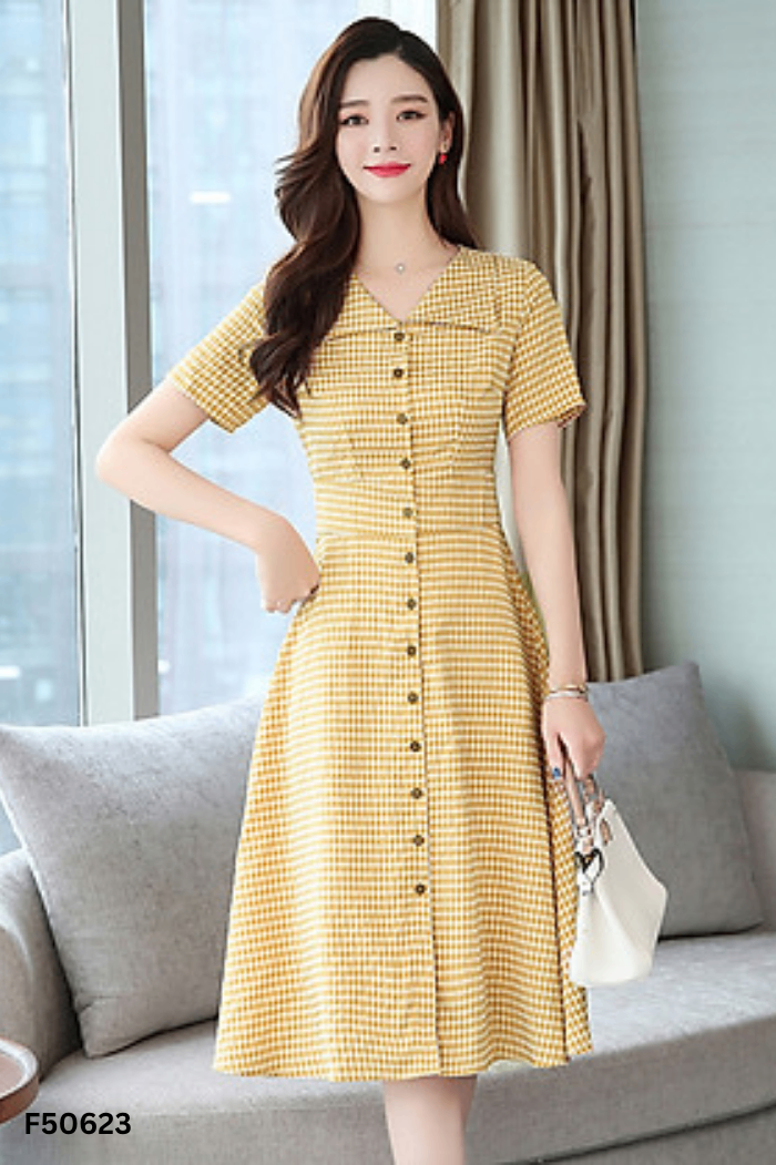 Váy vàng kẻ caro phối cúc