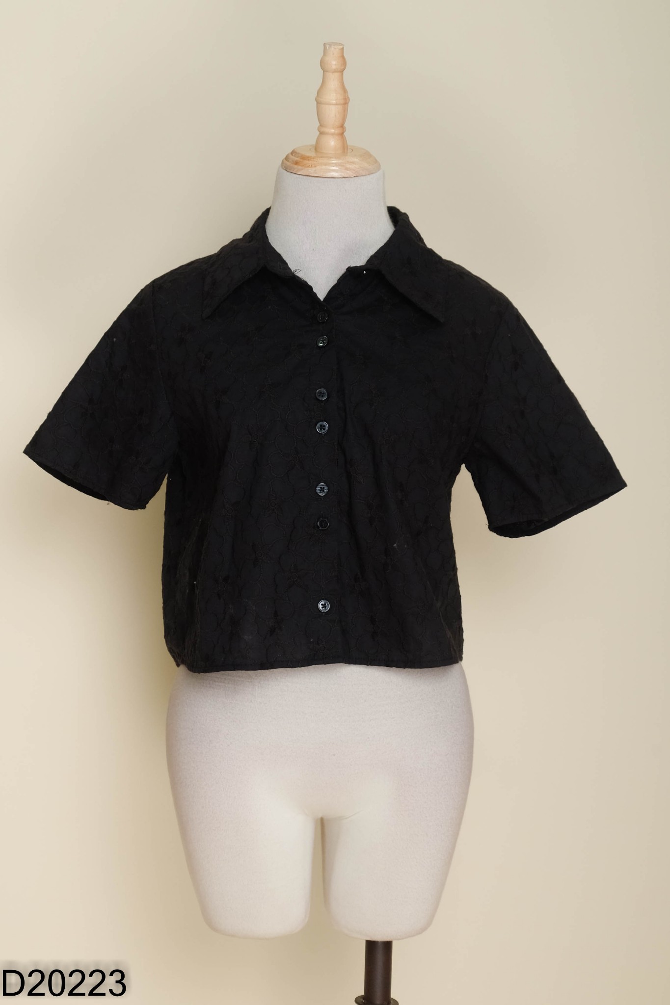 Áo sơ mi MIXXO đen thêu hoa