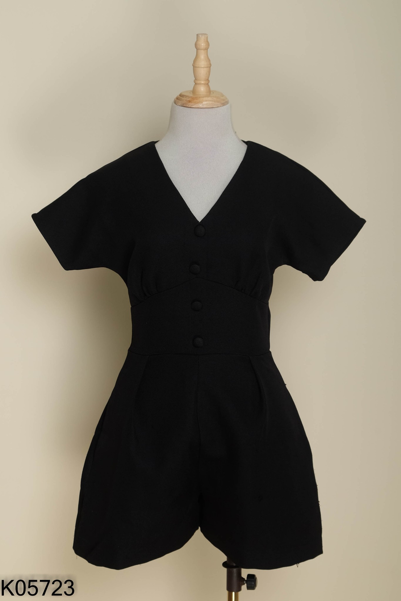Jumpsuits đen HNOSS cổ V phối cúc