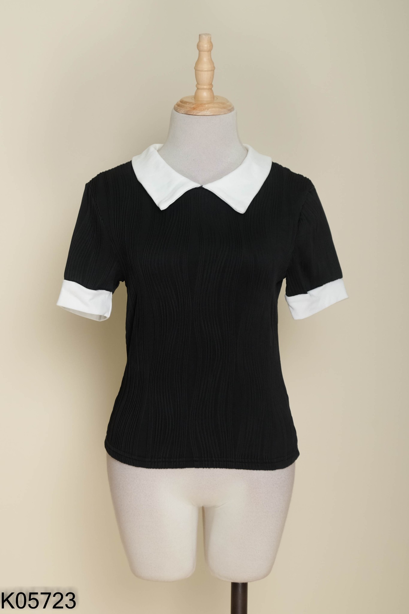 Áo đen nhăn SHEIN cổ trắng