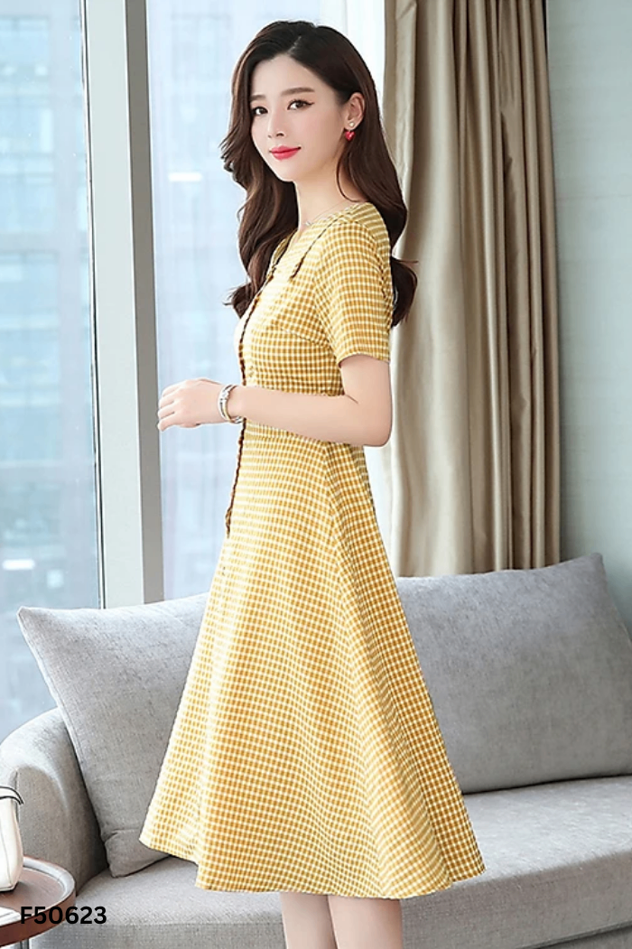 Váy vàng kẻ caro phối cúc