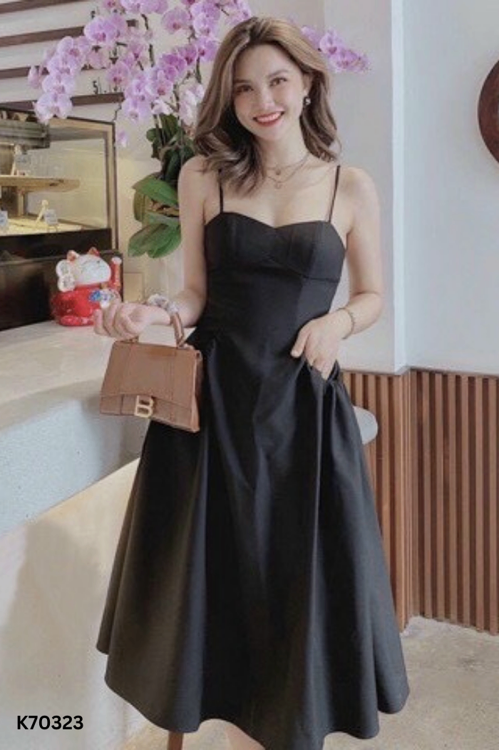 Váy đen hai dây