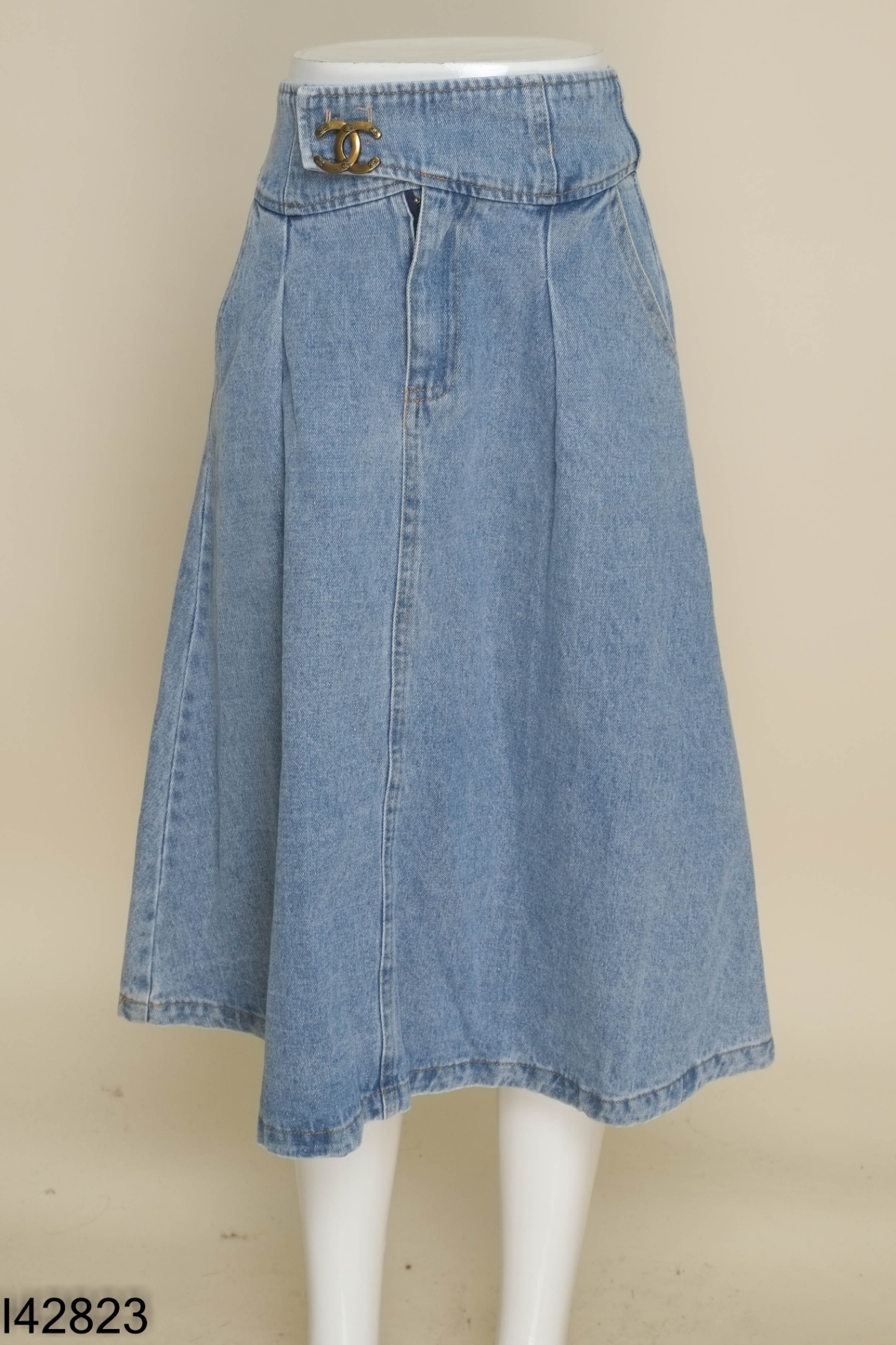Chân váy jeans xanh phối kim loại