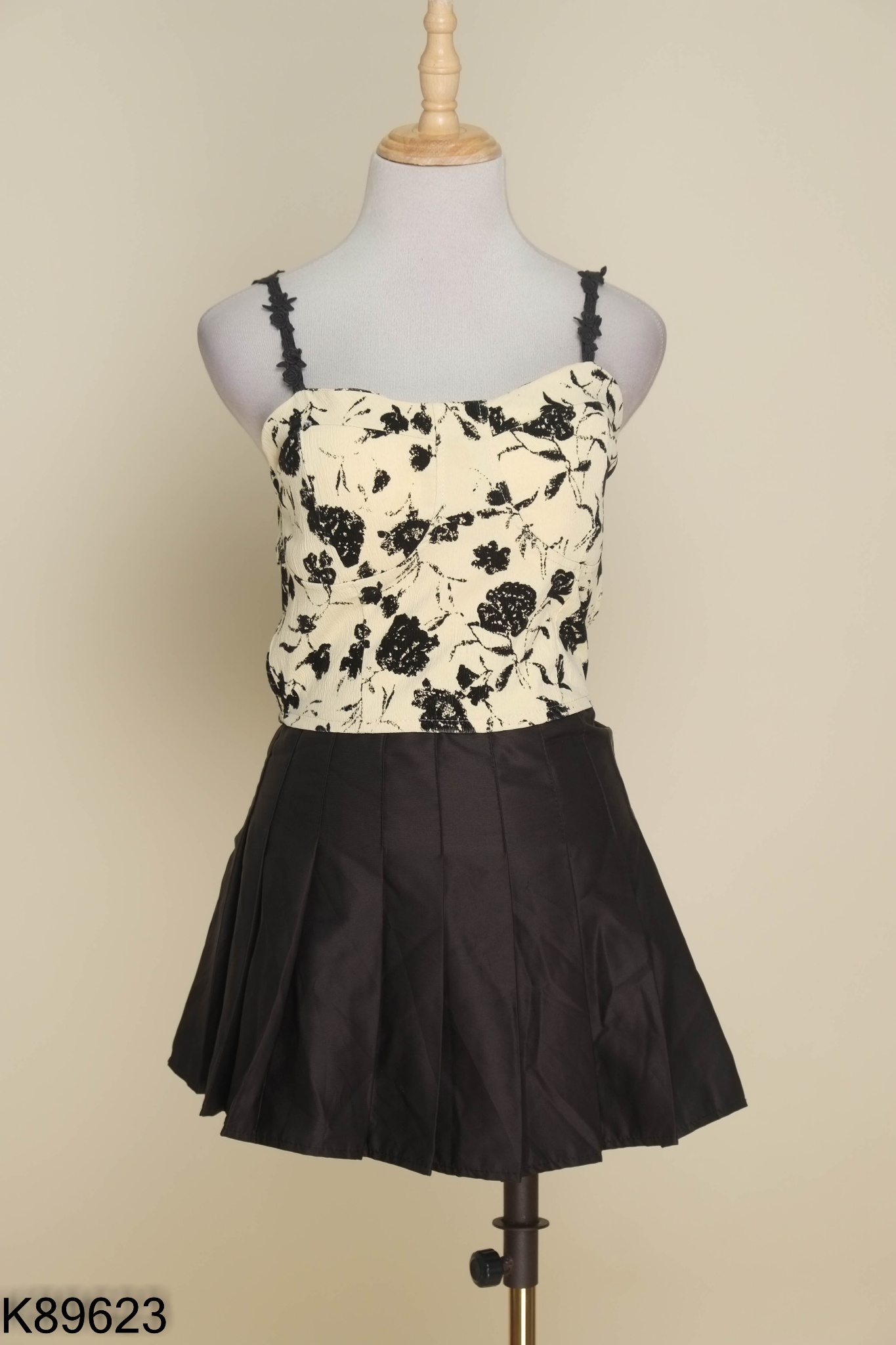 SET 3 món Áo 2s be đen + chân váy xếp ly đen + cardigan
