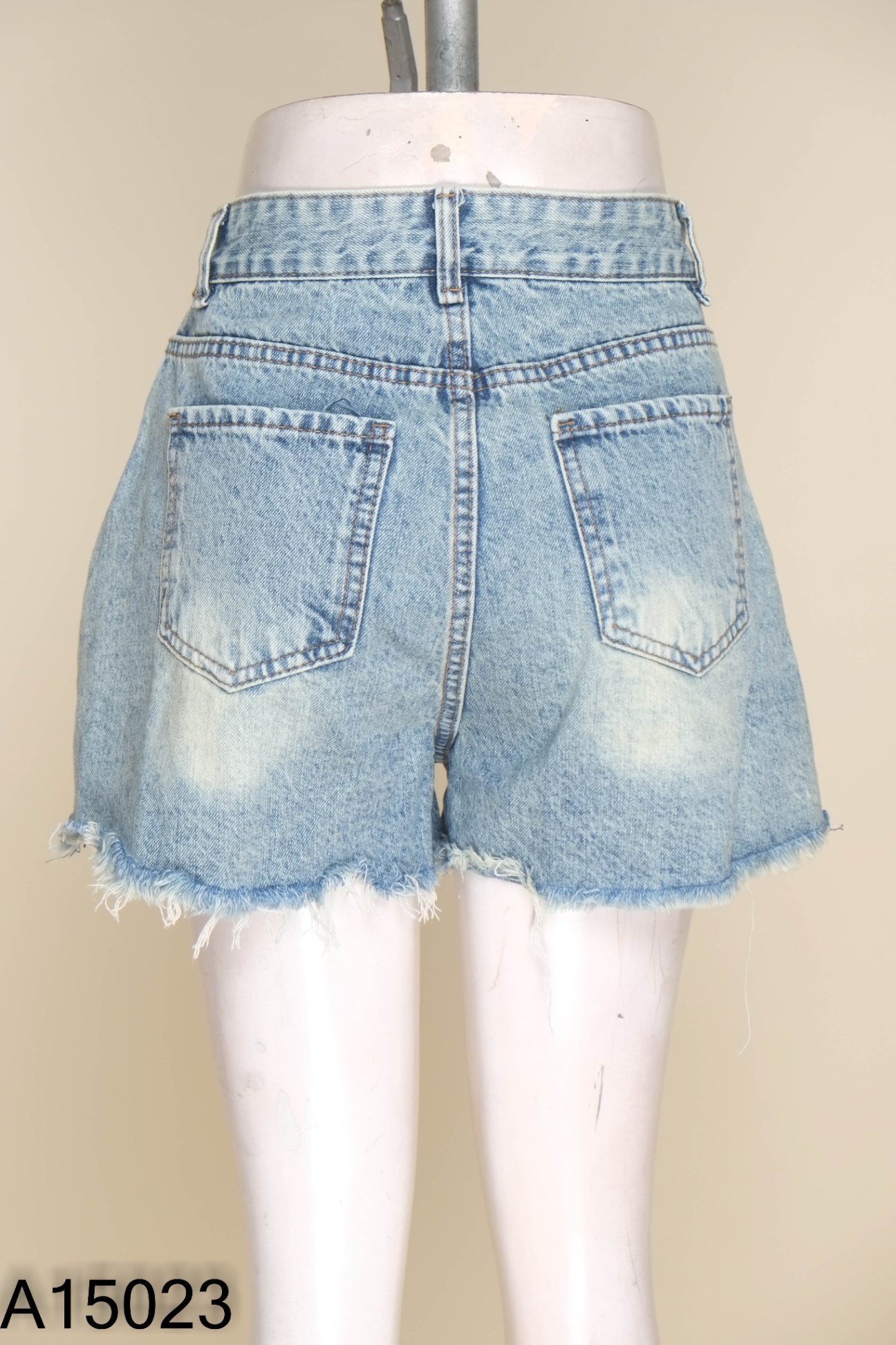 Quần shorts jeans xanh thêu hình