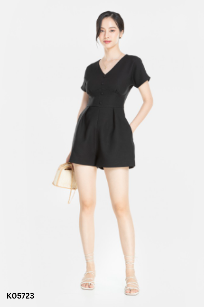 Jumpsuits đen HNOSS cổ V phối cúc