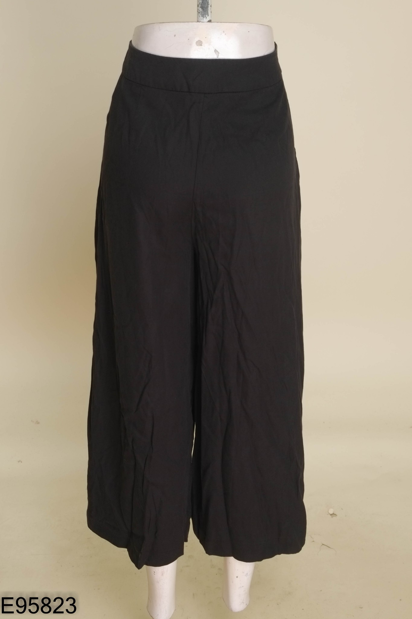 Quần culottes đen xẻ