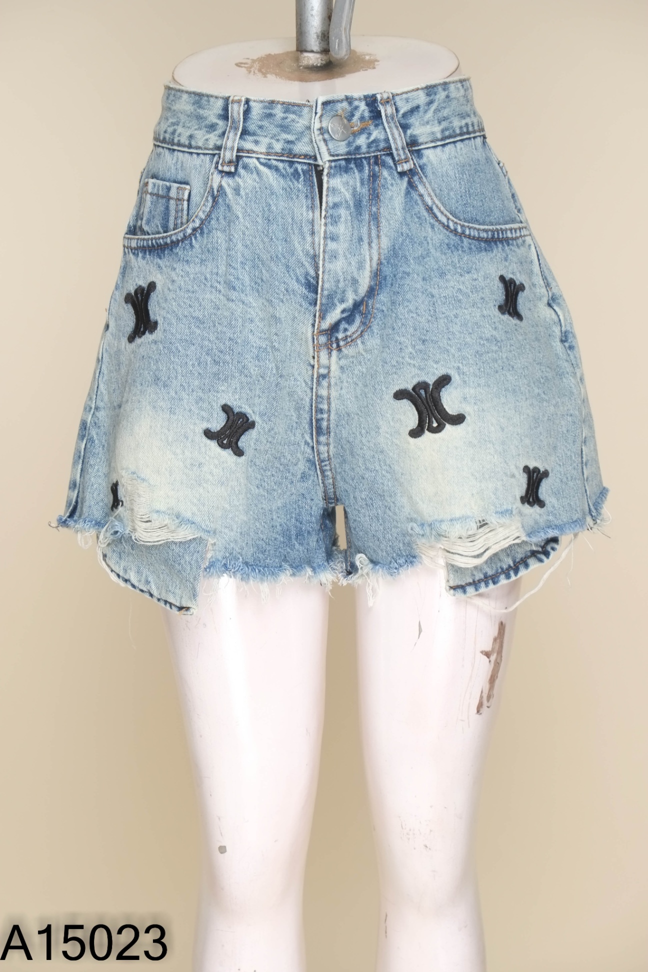 Quần shorts jeans xanh thêu hình