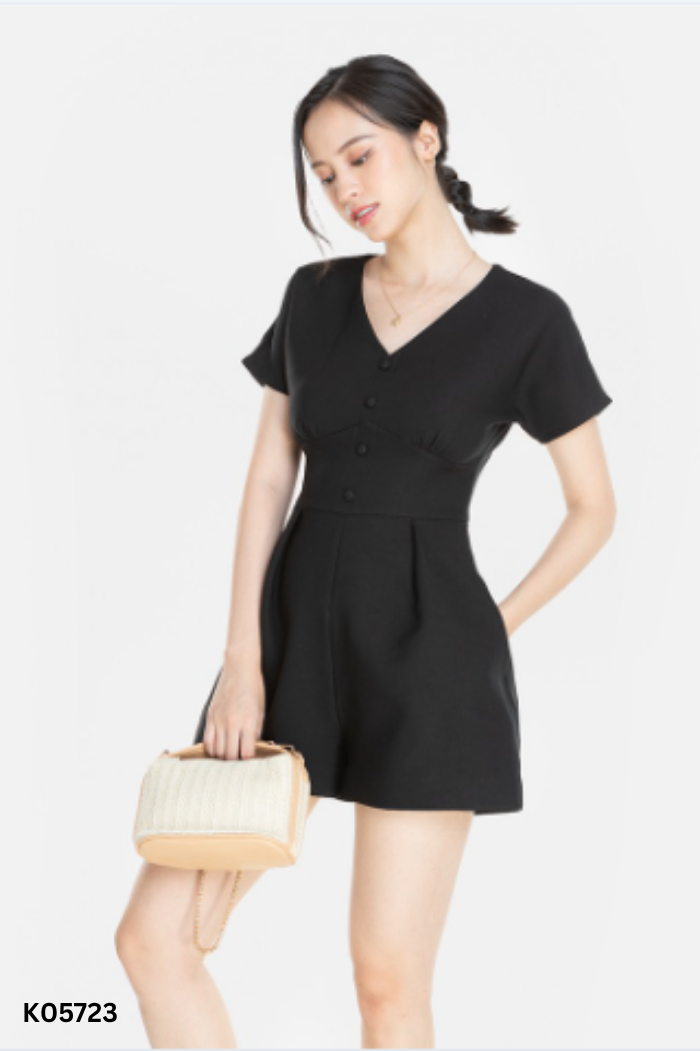 Jumpsuits đen HNOSS cổ V phối cúc