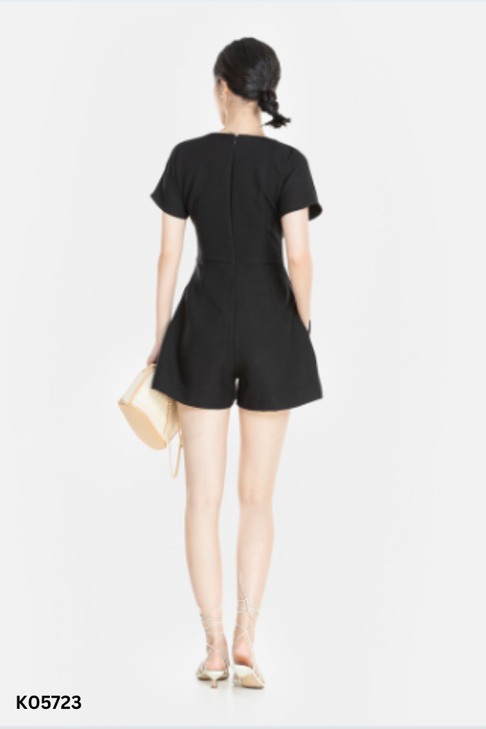Jumpsuits đen HNOSS cổ V phối cúc