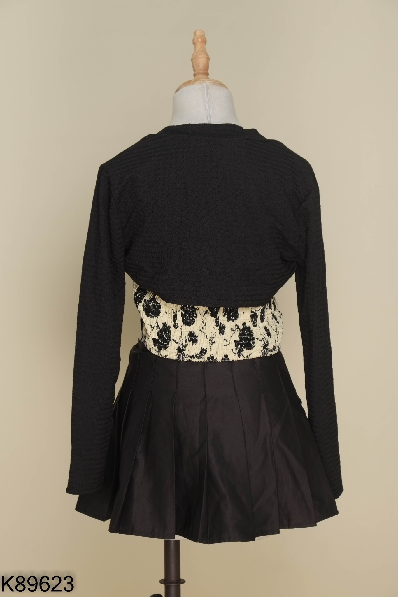 SET 3 món Áo 2s be đen + chân váy xếp ly đen + cardigan