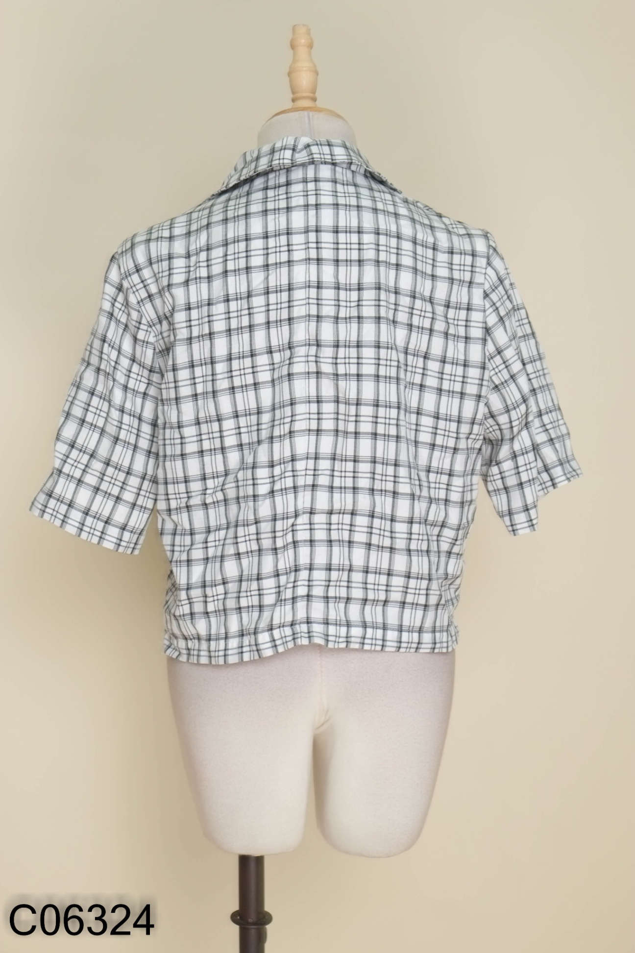 Áo trắng kẻ đen cổ vest