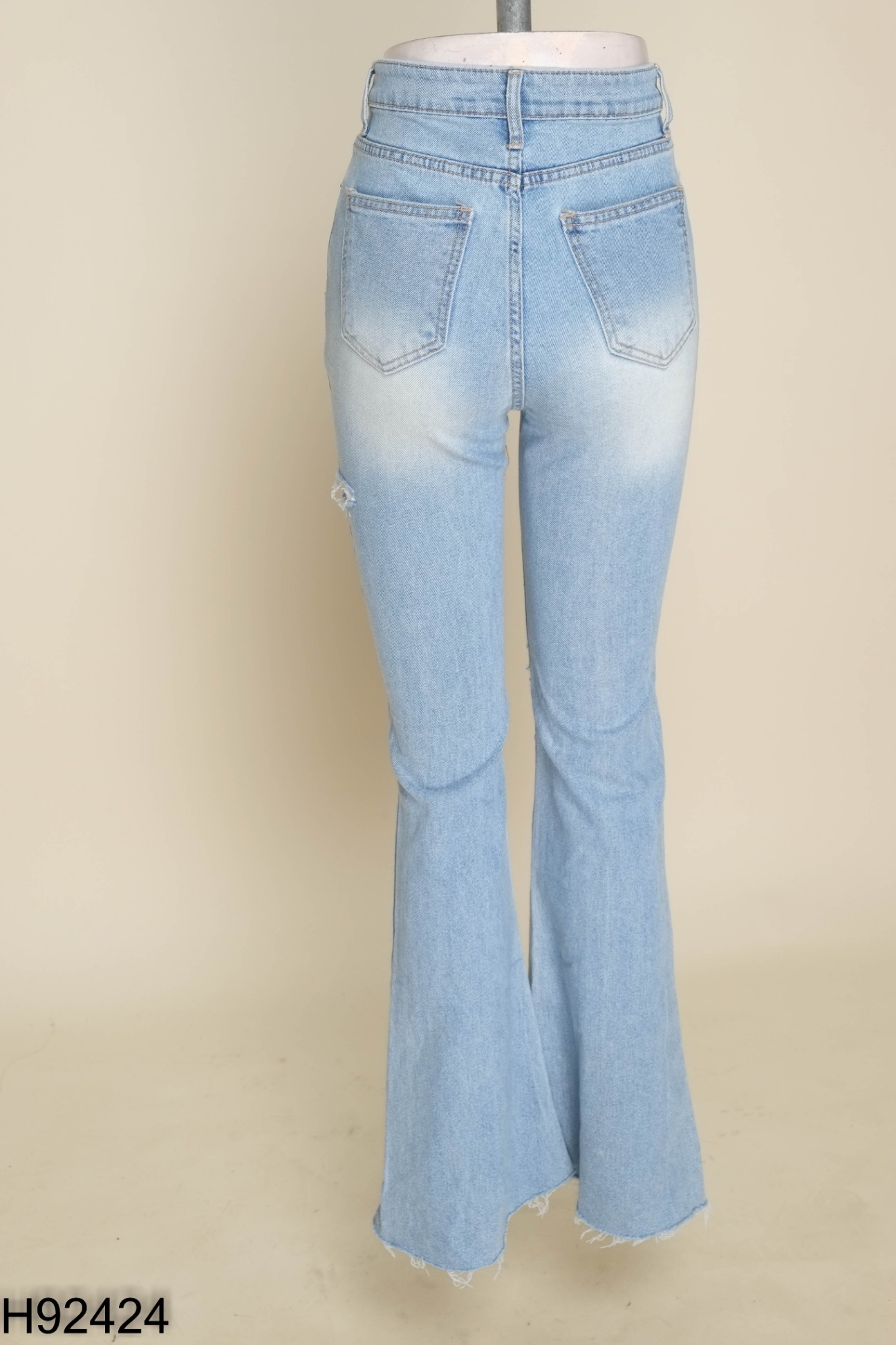 Quần jeans xanh rách dáng loe