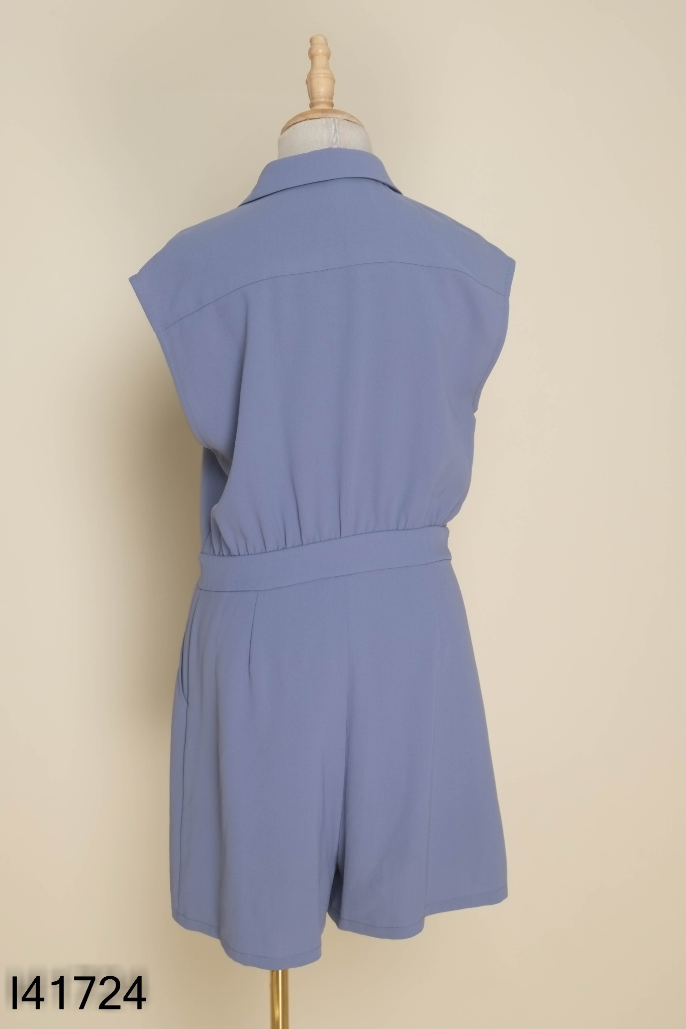 Jumpsuit xanh sát nách