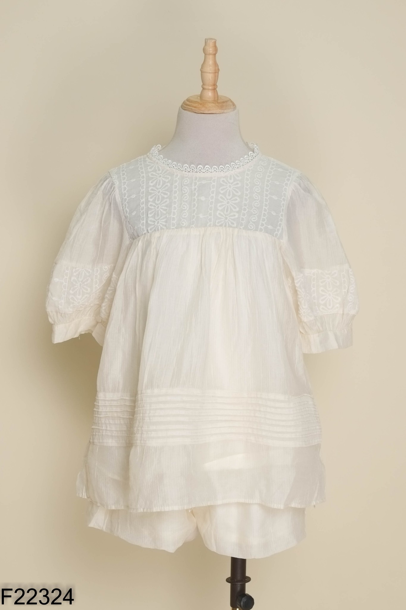 Set Áo tơ be thêu hoa + quần shorts