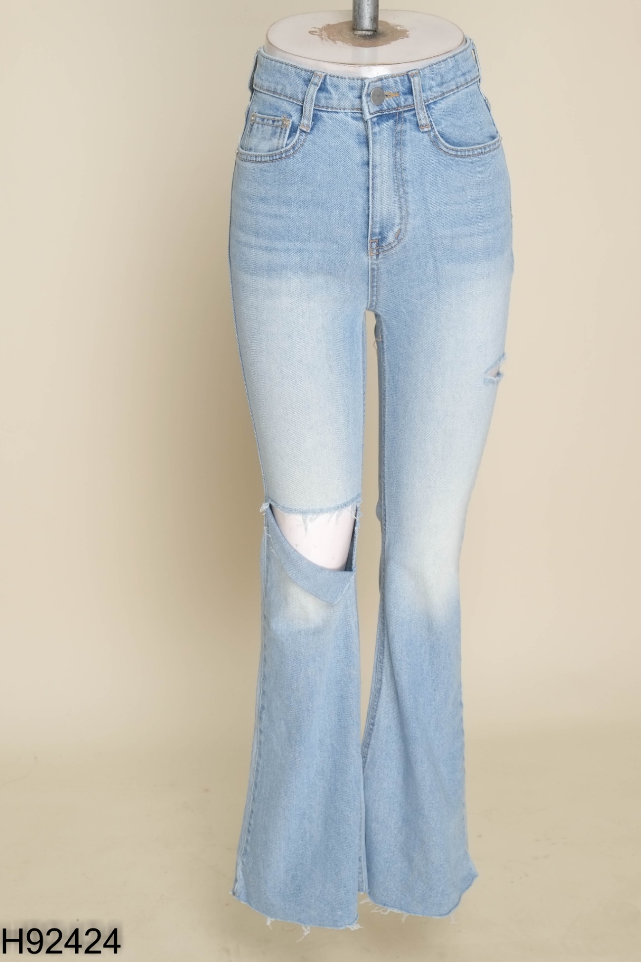 Quần jeans xanh rách dáng loe