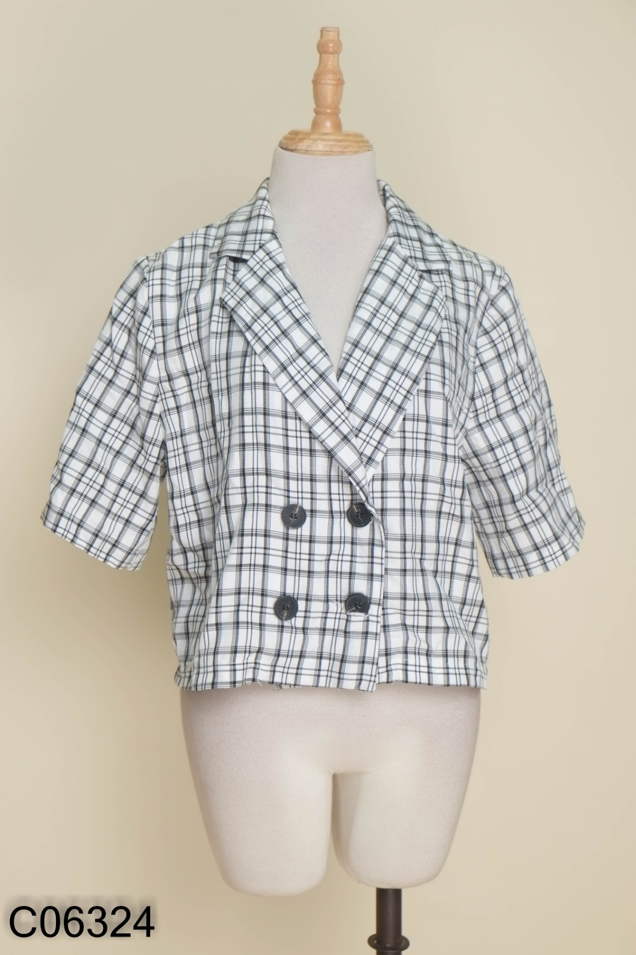 Áo trắng kẻ đen cổ vest
