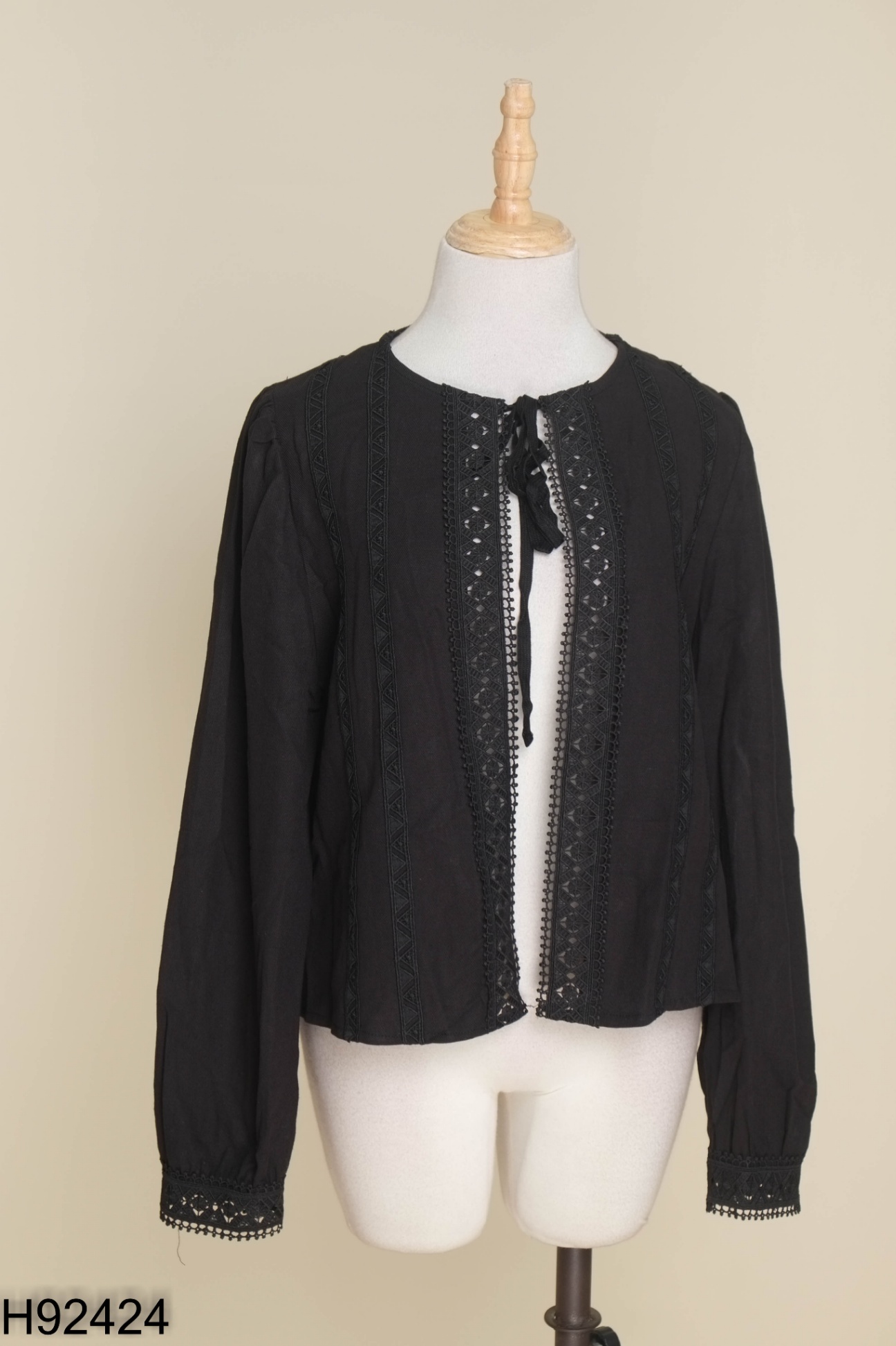 Áo linen đen viền ren