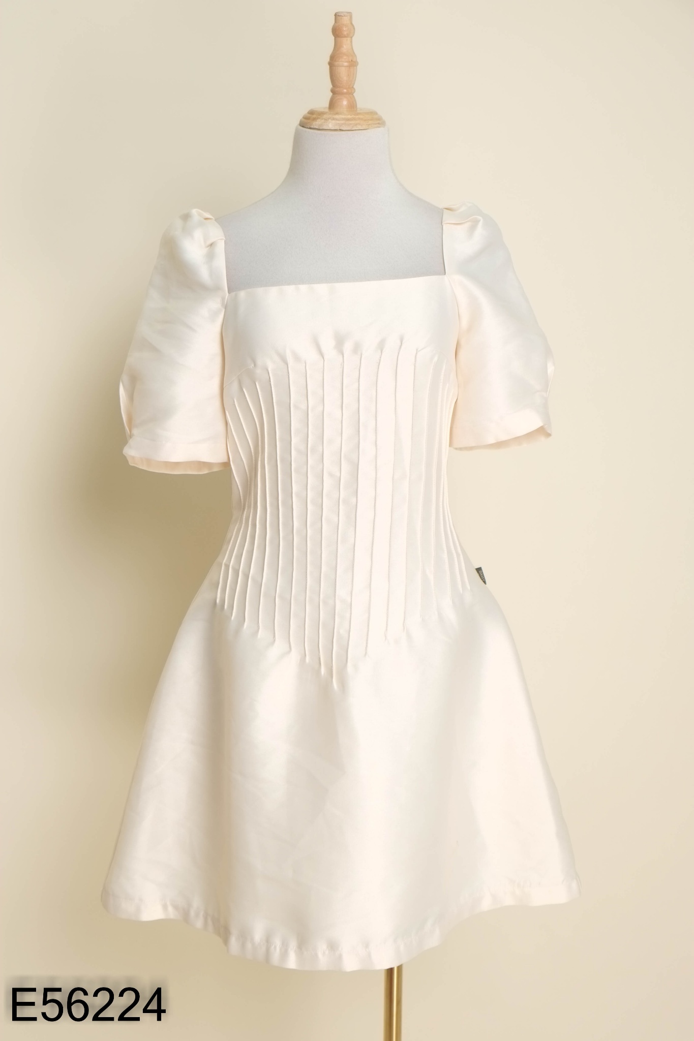 Váy DAISY be gấp ly cổ vuông