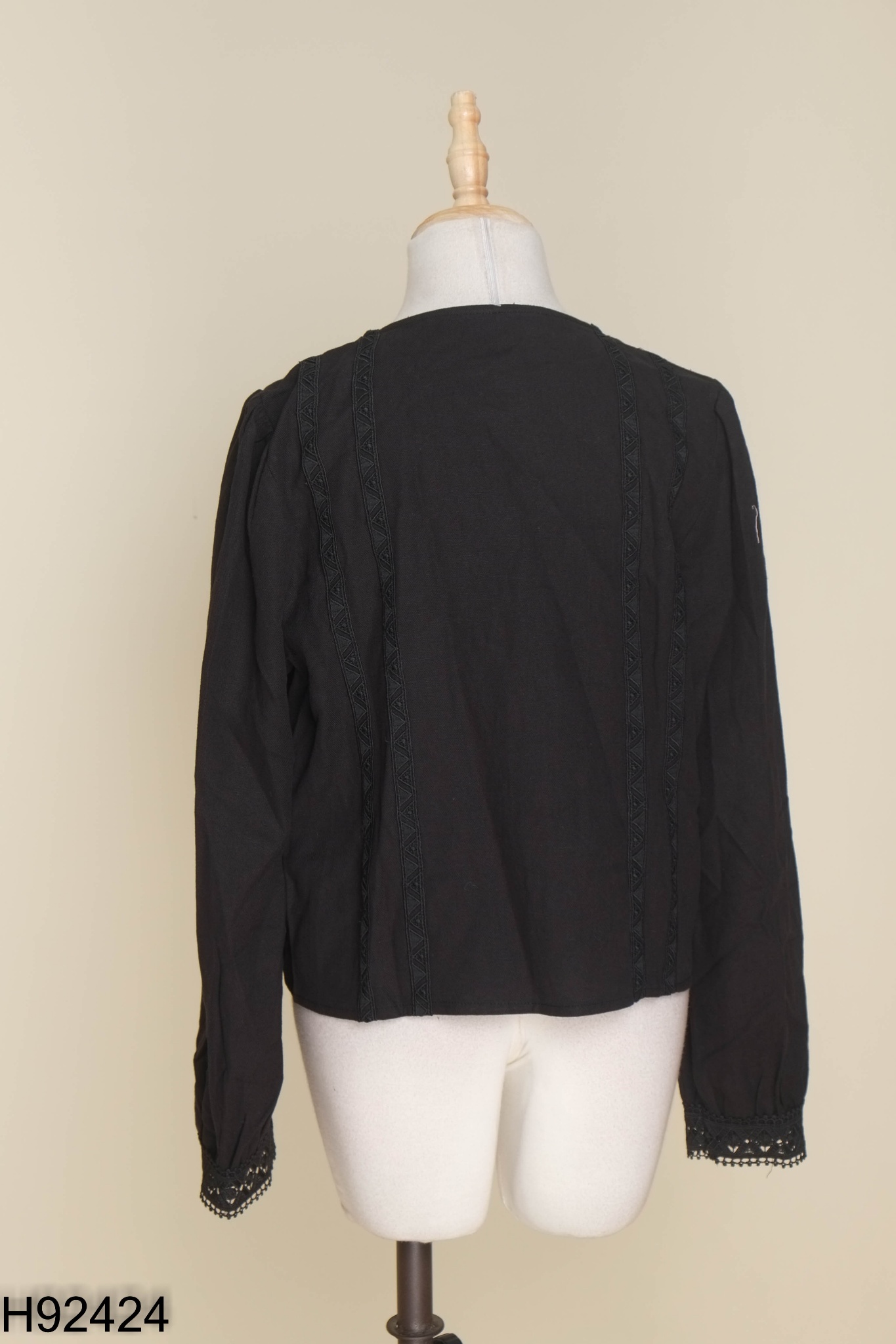Áo linen đen viền ren