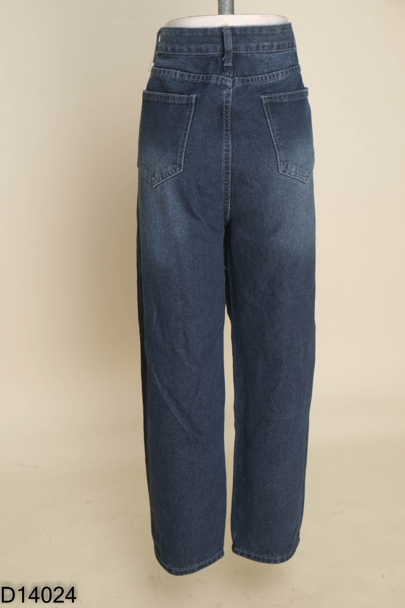 Quần jeans xanh cô gái