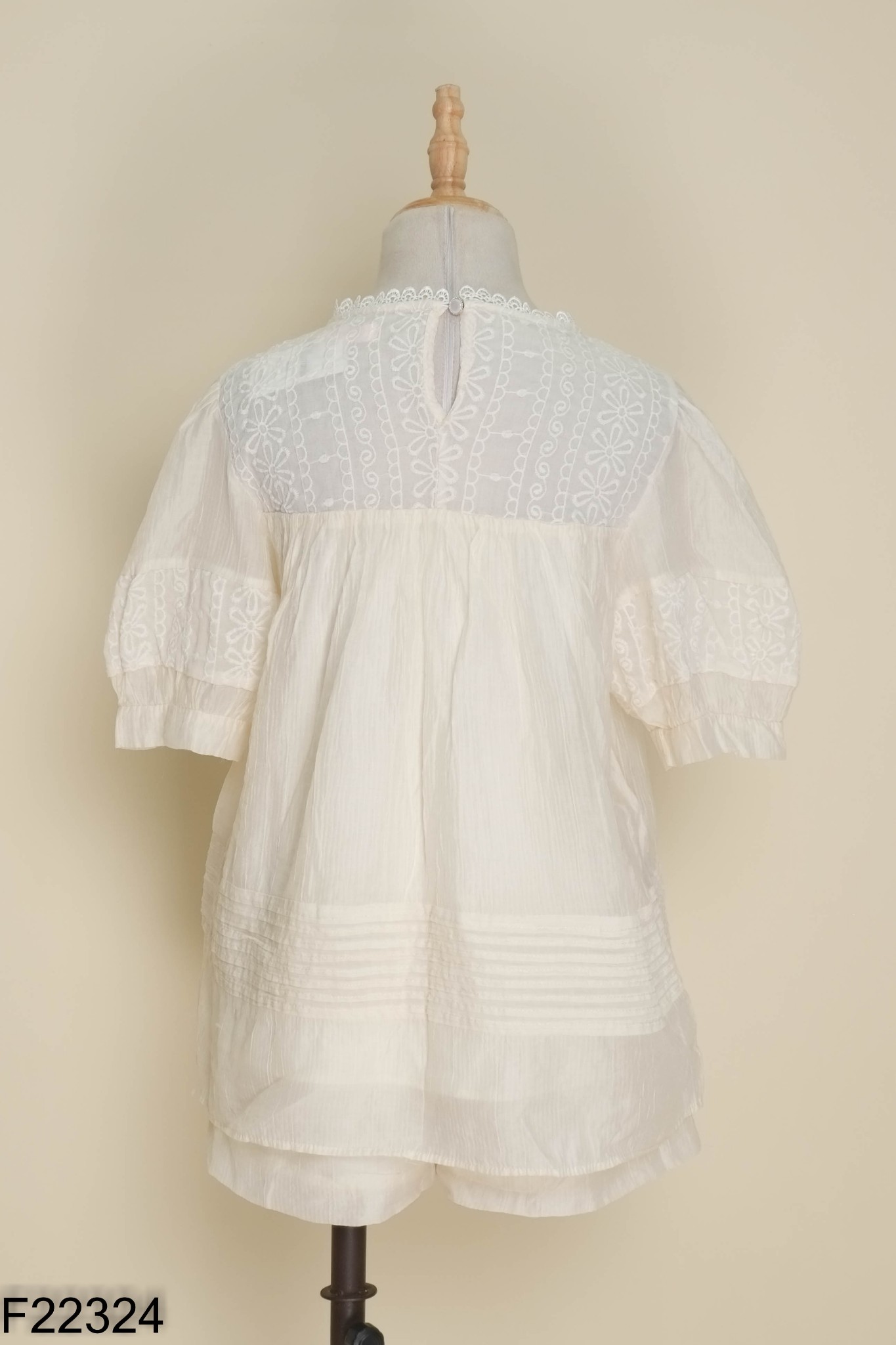 Set Áo tơ be thêu hoa + quần shorts