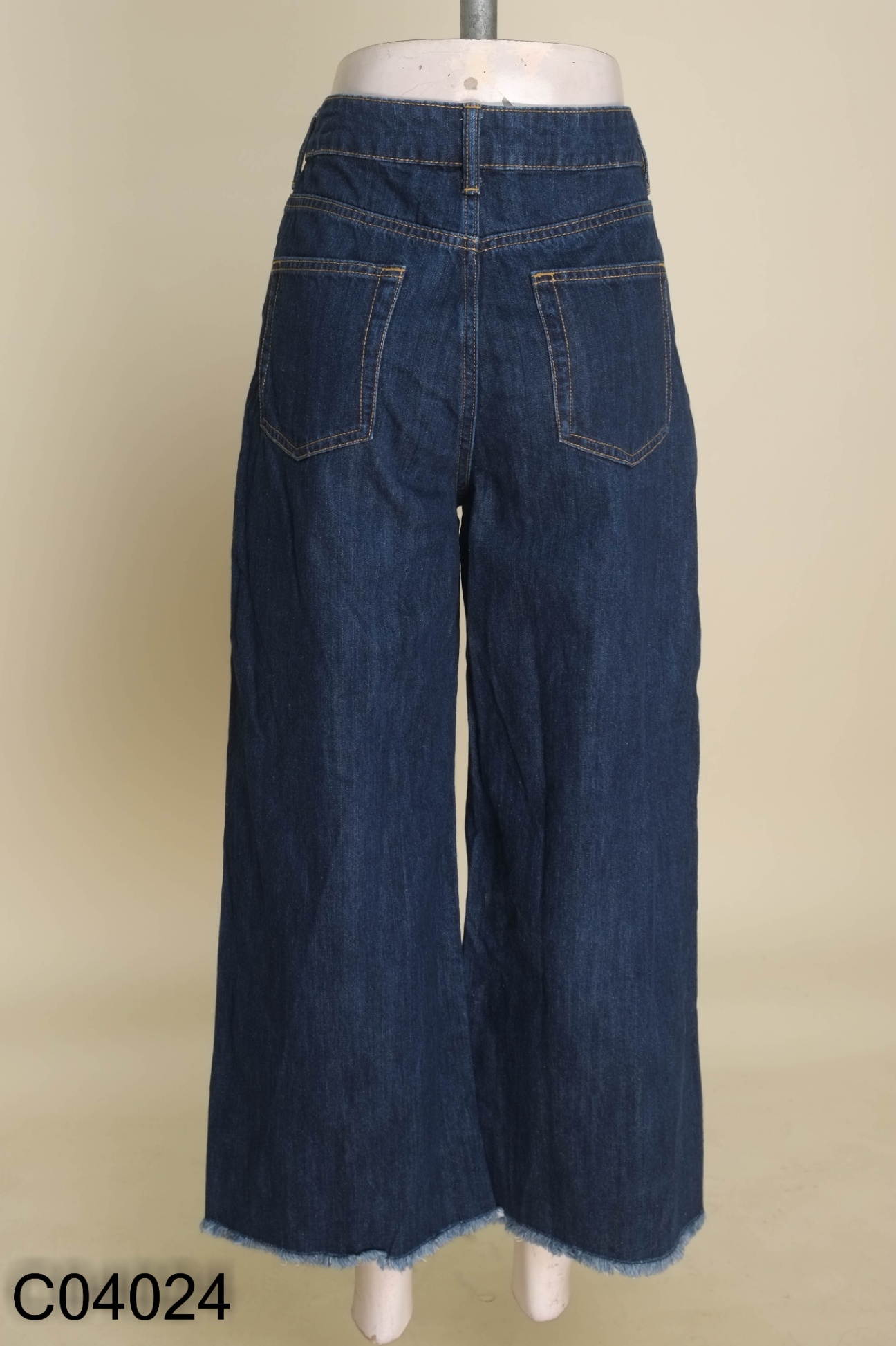 Quần jeans xanh đậm gấu tua rua