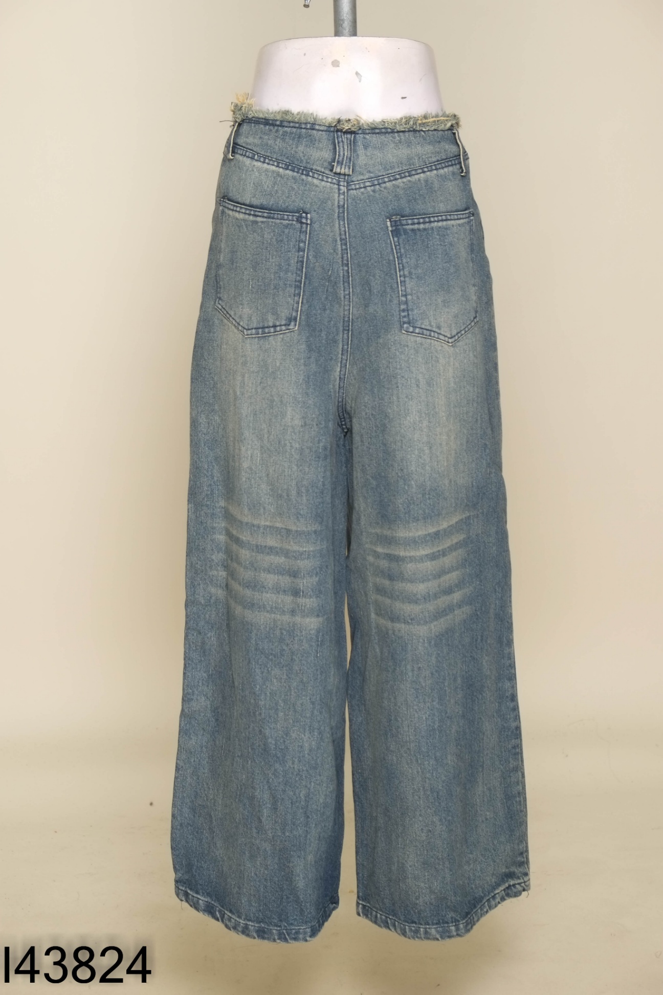 Quần jeans xanh ống rộng