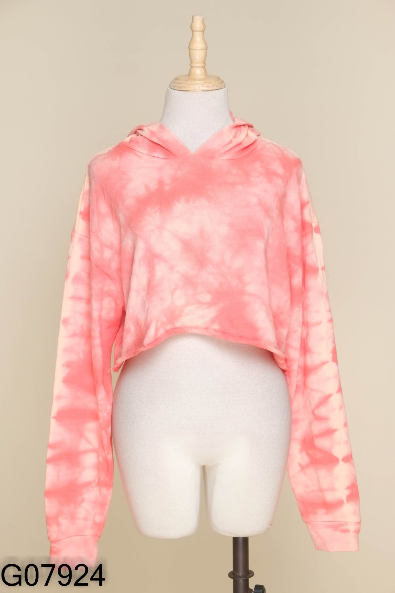 Áo croptop hồng be phối mũ