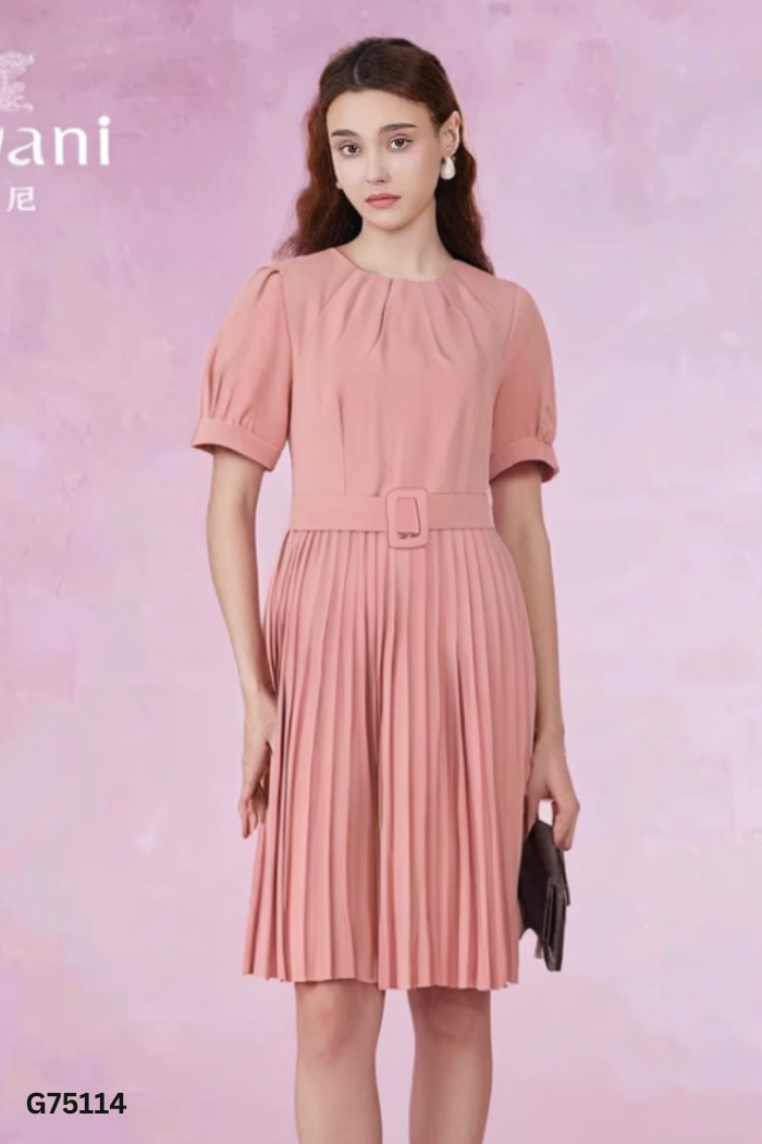 Váy hồng phối xếp ly